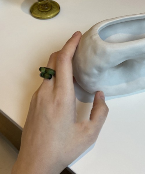 KOR(ケーオーアール)の「クリア ツイストカラーリング(リング・レディース・ブラウン/グリーン/イエロー/レッド/クリア・S/M)」の6枚目の写真