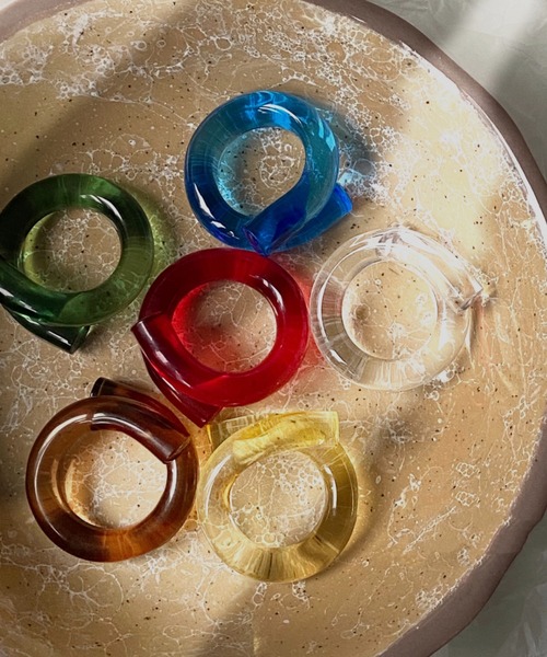 KOR(ケーオーアール)の「クリア ツイストカラーリング(リング・レディース・ブラウン/グリーン/イエロー/レッド/クリア・S/M)」の8枚目の写真