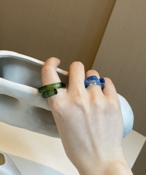 KOR(ケーオーアール)の「クリア ツイストカラーリング(リング・レディース・ブラウン/グリーン/イエロー/レッド/クリア・S/M)」の9枚目の写真