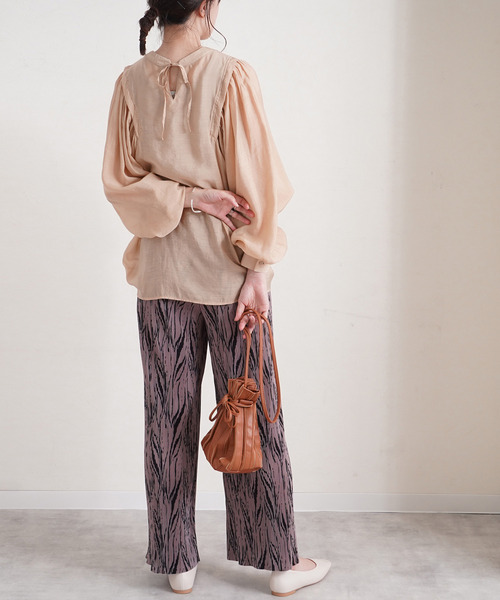 Fizz(フィズ)の「【Fizz/フィズ】 バックリボンボリューム袖シアーブラウス(シャツ/ブラウス・レディース・ブラック/オリーブ/サンドベージュ・M)」の21枚目の写真