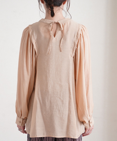 Fizz(フィズ)の「【Fizz/フィズ】 バックリボンボリューム袖シアーブラウス(シャツ/ブラウス・レディース・ブラック/オリーブ/サンドベージュ・M)」の8枚目の写真