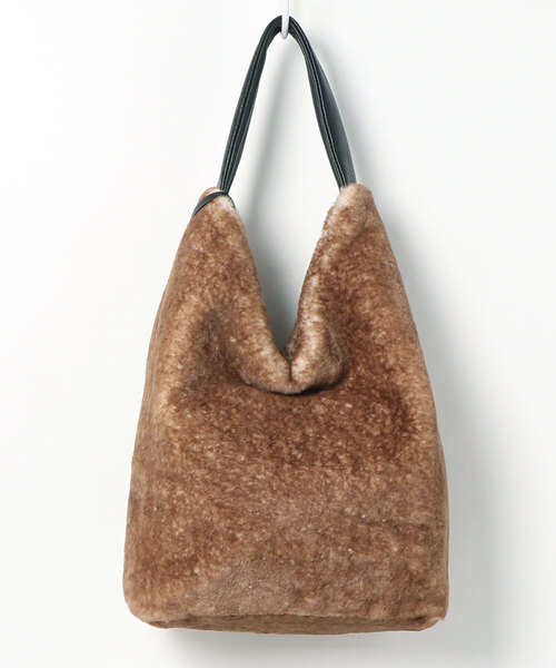 VIOLAd'ORO（ヴィオラドーロ）の「【VIOLAd'ORO(ヴィオラドーロ)】エコファーショルダーバッグ（ショルダーバッグ・レディース・ベージュ・FREE）」の2枚目の写真