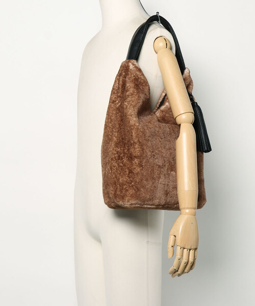 VIOLAd'ORO（ヴィオラドーロ）の「【VIOLAd'ORO(ヴィオラドーロ)】エコファーショルダーバッグ（ショルダーバッグ・レディース・ベージュ・FREE）」の4枚目の写真