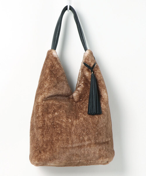 VIOLAd'ORO（ヴィオラドーロ）の「【VIOLAd'ORO(ヴィオラドーロ)】エコファーショルダーバッグ（ショルダーバッグ・レディース・ベージュ・FREE）」の6枚目の写真