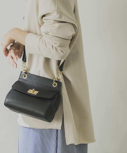 AULENTTI（オウレンティ）の「AULENTTI　レザーショルダーバッグ（ショルダーバッグ・レディース・ブラック/ブラウン・-）」の6枚目の写真