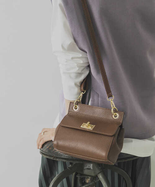 AULENTTI（オウレンティ）の「AULENTTI　レザーショルダーバッグ（ショルダーバッグ・レディース・ブラック/ブラウン・-）」の9枚目の写真