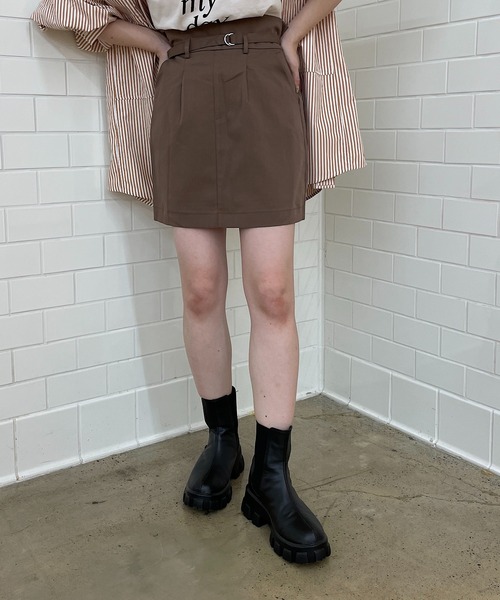 レモングラスブラック ジッパー付きブーツ、ベージュスカート green label relaxing（グリーンレーベルリラクシング）の「シアー