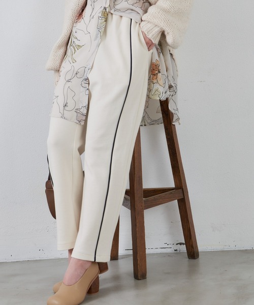 LA BELLE ETUDE(ラベルエチュード)の「ウエストフリル配色ラインスウェットパンツ(スウェットパンツ・レディース・ホワイト/チャコールグレー・S/M)」の2枚目の写真