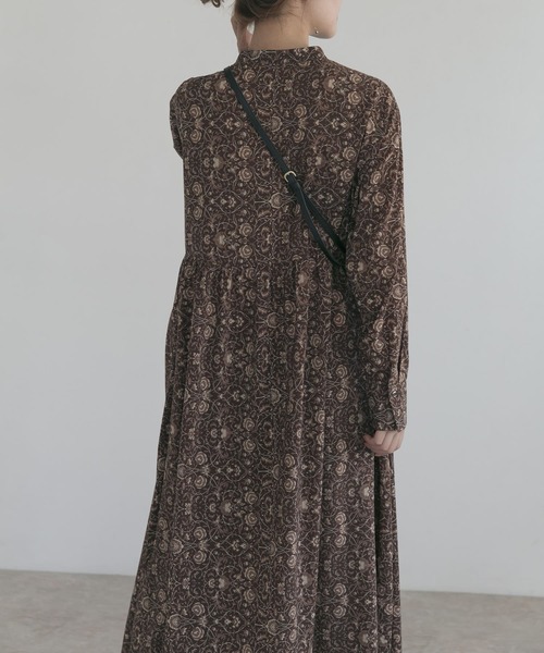URBAN RESEARCH ROSSO(アーバンリサーチロッソ)の「アラベスクマキシシャツワンピース(ワンピース・レディース・ブラウン/ネイビー・FREE)」の15枚目の写真