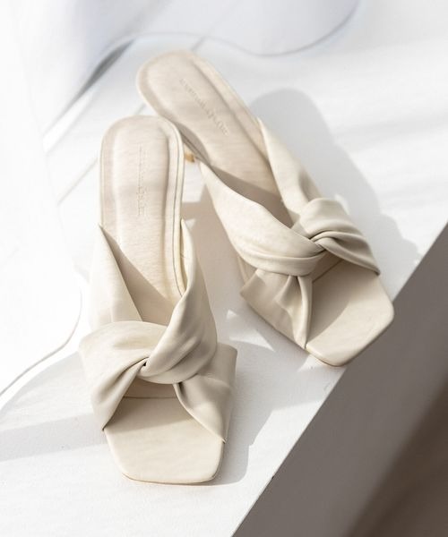 mysty woman（ミスティウーマン）の「クロスリボンサンダル 270329（サンダル・レディース・ブラック/カーキ/アイボリー・MEDIUM/LARGE）」の2枚目の写真