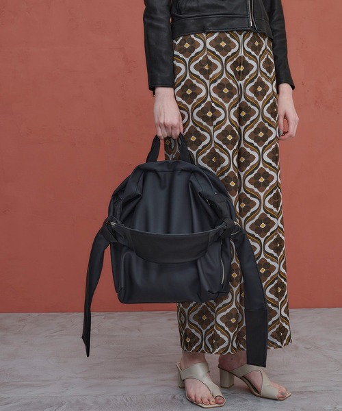 yorozu（ヨロズ）の「【YOROZU別注】ポリカーボネートタスキショルダー/ビックショルダーバッグM（ショルダーバッグ・レディース・ブラック/ベージュ/ホワイト・FREE）」の11枚目の写真