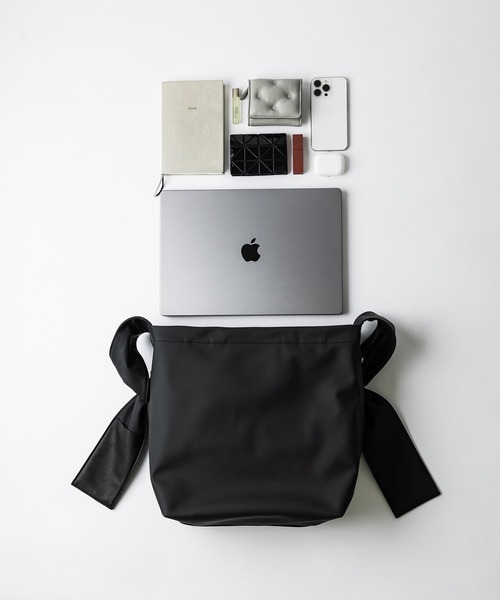 yorozu（ヨロズ）の「【YOROZU別注】ポリカーボネートタスキショルダー/ビックショルダーバッグM（ショルダーバッグ・レディース・ブラック/ベージュ/ホワイト・FREE）」の9枚目の写真