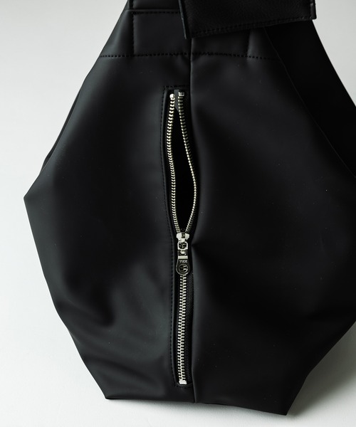 yorozu（ヨロズ）の「【YOROZU別注】ポリカーボネートタスキショルダー/ビックショルダーバッグM（ショルダーバッグ・レディース・ブラック/ベージュ/ホワイト・FREE）」の4枚目の写真