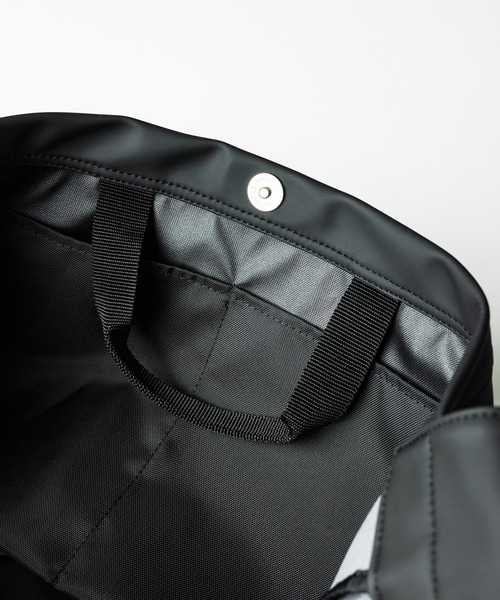 yorozu（ヨロズ）の「【YOROZU別注】ポリカーボネートタスキショルダー/ビックショルダーバッグM（ショルダーバッグ・レディース・ブラック/ベージュ/ホワイト・FREE）」の10枚目の写真