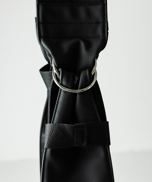 yorozu（ヨロズ）の「【YOROZU別注】ポリカーボネートタスキショルダー/ビックショルダーバッグM（ショルダーバッグ・レディース・ブラック/ベージュ/ホワイト・FREE）」の6枚目の写真