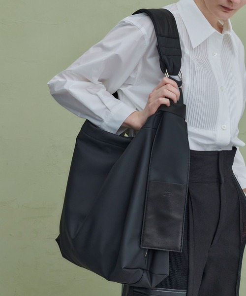 yorozu（ヨロズ）の「【YOROZU別注】ポリカーボネートタスキショルダー/ビックショルダーバッグM（ショルダーバッグ・レディース・ブラック/ベージュ/ホワイト・FREE）」の12枚目の写真