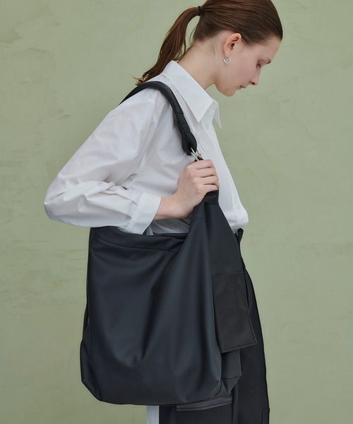 yorozu（ヨロズ）の「【YOROZU別注】ポリカーボネートタスキショルダー/ビックショルダーバッグM（ショルダーバッグ・レディース・ブラック/ベージュ/ホワイト・FREE）」の5枚目の写真