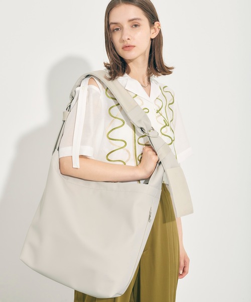 yorozu（ヨロズ）の「【YOROZU別注】ポリカーボネートタスキショルダー/ビックショルダーバッグM（ショルダーバッグ・レディース・ブラック/ベージュ/ホワイト・FREE）」の16枚目の写真