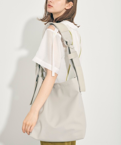 yorozu（ヨロズ）の「【YOROZU別注】ポリカーボネートタスキショルダー/ビックショルダーバッグM（ショルダーバッグ・レディース・ブラック/ベージュ/ホワイト・FREE）」の17枚目の写真