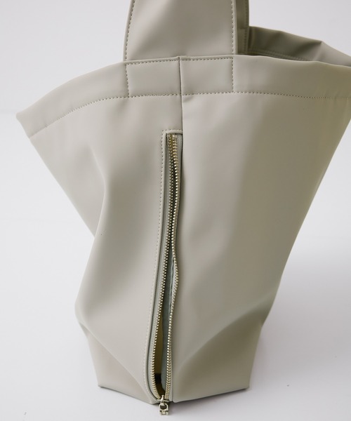 yorozu（ヨロズ）の「【YOROZU別注】ポリカーボネートタスキショルダー/ビックショルダーバッグM（ショルダーバッグ・レディース・ブラック/ベージュ/ホワイト・FREE）」の21枚目の写真