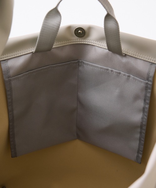 yorozu（ヨロズ）の「【YOROZU別注】ポリカーボネートタスキショルダー/ビックショルダーバッグM（ショルダーバッグ・レディース・ブラック/ベージュ/ホワイト・FREE）」の19枚目の写真