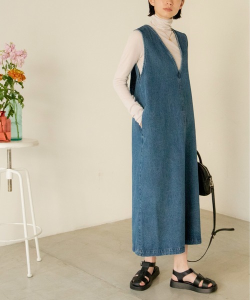 ANGIE（アンジー）の「Vネックデニムジャンスカ（ジャンパースカート・レディース・ブラック/オフホワイト/ブルー・FREE）」の3枚目の写真