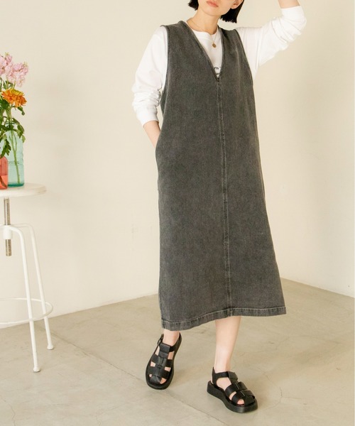 ANGIE（アンジー）の「Vネックデニムジャンスカ（ジャンパースカート・レディース・ブラック/オフホワイト/ブルー・FREE）」の2枚目の写真