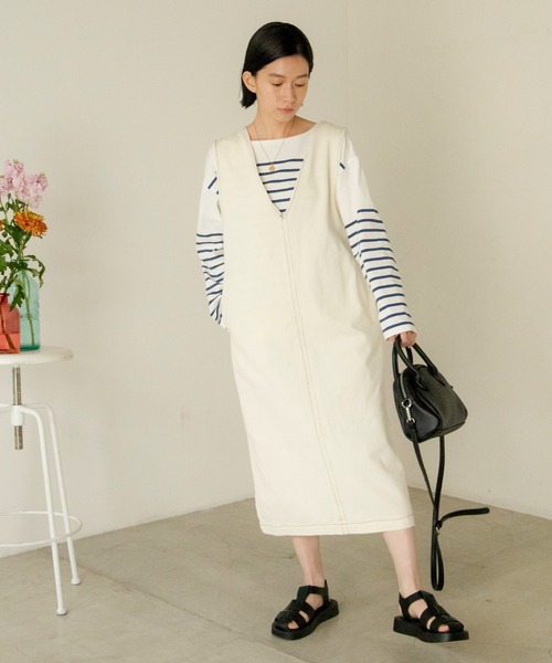 ANGIE（アンジー）の「Vネックデニムジャンスカ（ジャンパースカート・レディース・ブラック/オフホワイト/ブルー・FREE）」の4枚目の写真