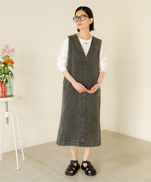 ANGIE（アンジー）の「Vネックデニムジャンスカ（ジャンパースカート・レディース・ブラック/オフホワイト/ブルー・FREE）」の5枚目の写真