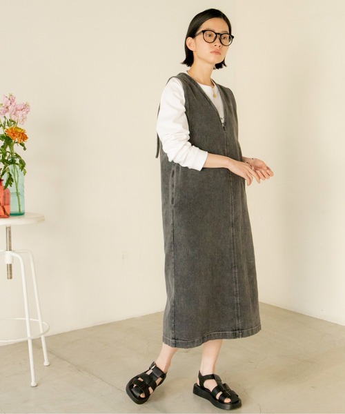 ANGIE（アンジー）の「Vネックデニムジャンスカ（ジャンパースカート・レディース・ブラック/オフホワイト/ブルー・FREE）」の19枚目の写真