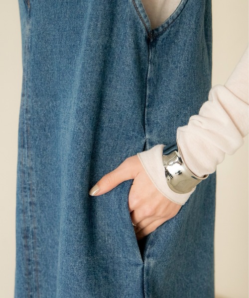 ANGIE（アンジー）の「Vネックデニムジャンスカ（ジャンパースカート・レディース・ブラック/オフホワイト/ブルー・FREE）」の8枚目の写真