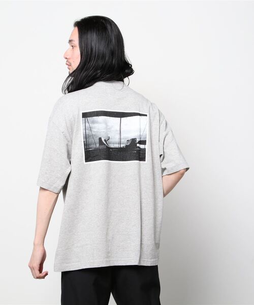 MAGIC NUMBER（マジック ナンバー）の「【MAGIC NUMBER】US COTTON PHOTO S/S TEE-SHIRT(LOOSE FIT)（Tシャツ/カットソー・メンズ・ホワイト/ヘザーグレー・X-LARGE/MEDIUM/LARGE）」の4枚目の写真