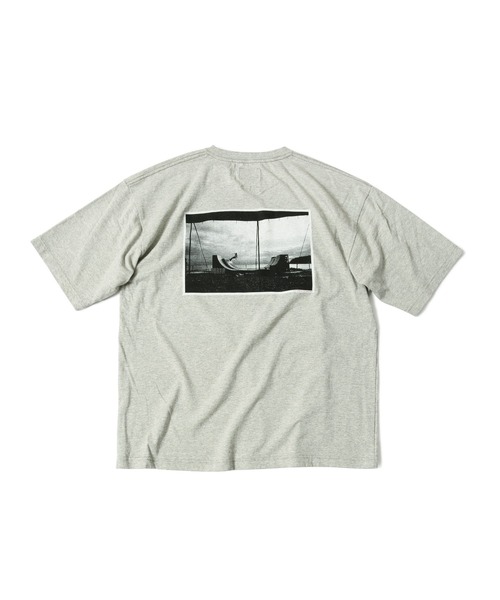 MAGIC NUMBER（マジック ナンバー）の「【MAGIC NUMBER】US COTTON PHOTO S/S TEE-SHIRT(LOOSE FIT)（Tシャツ/カットソー・メンズ・ホワイト/ヘザーグレー・X-LARGE/MEDIUM/LARGE）」の2枚目の写真