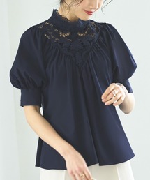 RUIRUE BOUTIQUE（ルイルエブティック）の「トライアングルレースブラウス ｜ 半袖  スタンドカラー トップス 体型カバー レース ボリューム袖 オフィスカジュアル 通勤服 華やか ブラウス　カットソー Tシャツ（シャツ/ブラウス）」