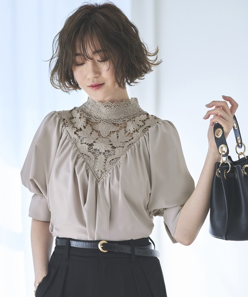 RUIRUE BOUTIQUE(ルイルエブティック)の「トライアングルレースブラウス | 半袖 スタンドカラー トップス 体型カバー レース ボリューム袖 オフィスカジュアル 通勤服 華やか ブラウス カットソー Tシャツ(シャツ/ブラウス・レディース・ホワイト/ブラック/グレー/アッシュ/ネイビー・LL/S/M/L/5L/4L/3L)」の11枚目の写真