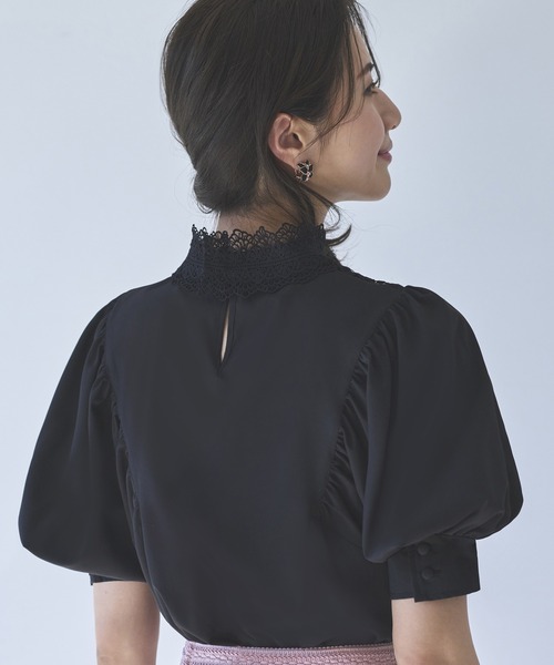 RUIRUE BOUTIQUE(ルイルエブティック)の「トライアングルレースブラウス | 半袖 スタンドカラー トップス 体型カバー レース ボリューム袖 オフィスカジュアル 通勤服 華やか ブラウス カットソー Tシャツ(シャツ/ブラウス・レディース・ホワイト/ブラック/グレー/アッシュ/ネイビー・LL/S/M/L/5L/4L/3L)」の6枚目の写真