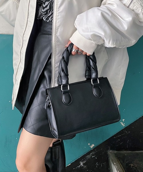 PAGEBOY（ページボーイ）の「ツイストハンドルバッグ（ショルダーバッグ・レディース・ブラック/シルバー・FREE）」の2枚目の写真