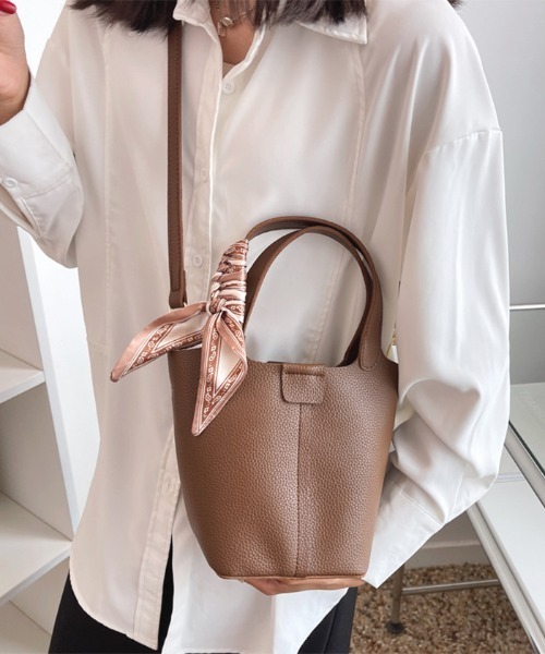 Futier land（フューティアランド）の「スカーフ付きフェイクレザーキューブバッグ（ショルダーバッグ・レディース・ブラック/ブラウン/グリーン・FREE）」の2枚目の写真