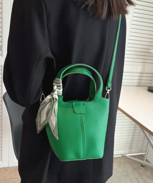 Futier land（フューティアランド）の「スカーフ付きフェイクレザーキューブバッグ（ショルダーバッグ・レディース・ブラック/ブラウン/グリーン・FREE）」の4枚目の写真