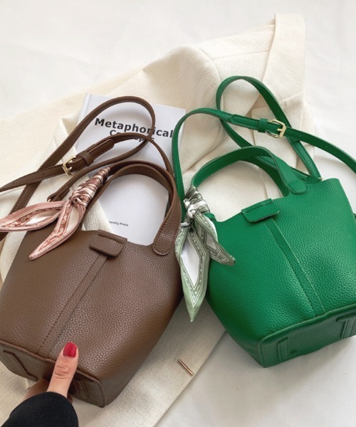 Futier land（フューティアランド）の「スカーフ付きフェイクレザーキューブバッグ（ショルダーバッグ・レディース・ブラック/ブラウン/グリーン・FREE）」の5枚目の写真