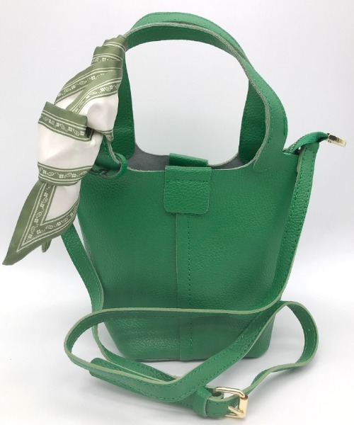 Futier land（フューティアランド）の「スカーフ付きフェイクレザーキューブバッグ（ショルダーバッグ・レディース・ブラック/ブラウン/グリーン・FREE）」の8枚目の写真