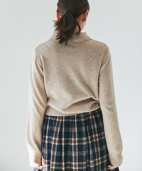 and R（アンドアール）の「ビッグカラーニットプルオーバー（ニット/セーター・レディース・ベージュ/イエロー/ブラック・FREE）」の6枚目の写真