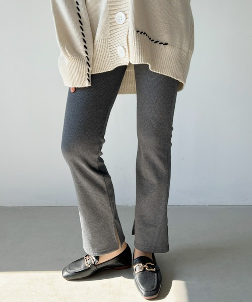 CLEA(クレア)の「サイドスリット入り セミフレアリブ裏起毛レギンスパンツ(レギンス/スパッツ・レディース・ライトグレー/テラコッタ/ブラック/チャコールグレー・FREE)」の3枚目の写真