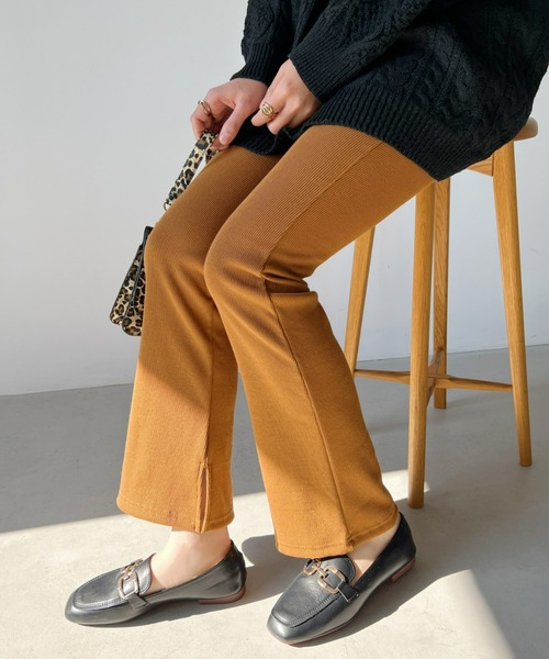 CLEA(クレア)の「サイドスリット入り セミフレアリブ裏起毛レギンスパンツ(レギンス/スパッツ・レディース・ライトグレー/テラコッタ/ブラック/チャコールグレー・FREE)」の4枚目の写真