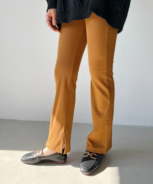 CLEA(クレア)の「サイドスリット入り セミフレアリブ裏起毛レギンスパンツ(レギンス/スパッツ・レディース・ライトグレー/テラコッタ/ブラック/チャコールグレー・FREE)」の11枚目の写真