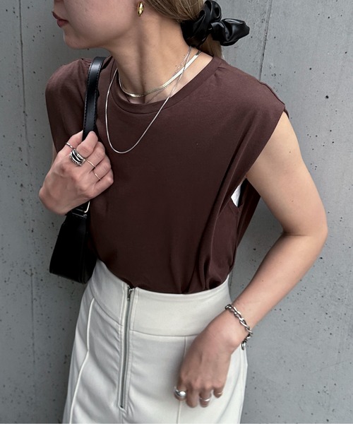 feepur(フェピュール)の「ショルダータックタンクトップ(タンクトップ・レディース・ブラック/オフホワイト/ブラウン/オートミール・MEDIUM)」の3枚目の写真