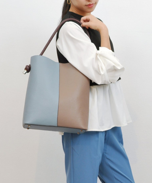 cache cache(カシュ カシュ)の「カシュカシュ cachecache / 丸ハンドルスクエアバケツワンショルダー(ショルダーバッグ・レディース・シルバー/ブラック/サックスブルー・FREE)」の2枚目の写真