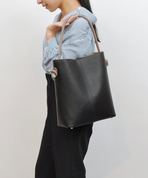 cache cache(カシュ カシュ)の「カシュカシュ cachecache / 丸ハンドルスクエアバケツワンショルダー(ショルダーバッグ・レディース・シルバー/ブラック/サックスブルー・FREE)」の1枚目の写真