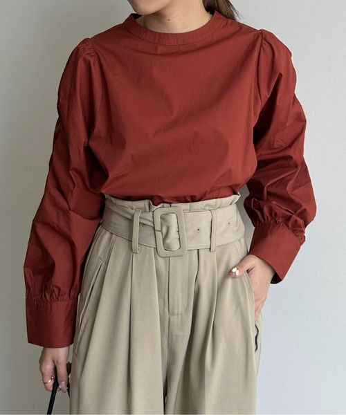 Thevon(ゼボン)の「シャーリングパワショルブラウス(シャツ/ブラウス・レディース・カーキ/オフホワイト/レッド系その他/ブラック・FREE)」の4枚目の写真