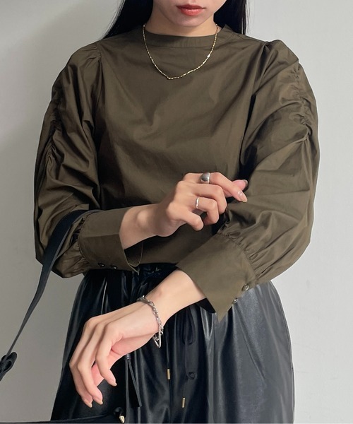 Thevon(ゼボン)の「シャーリングパワショルブラウス(シャツ/ブラウス・レディース・カーキ/オフホワイト/レッド系その他/ブラック・FREE)」の3枚目の写真